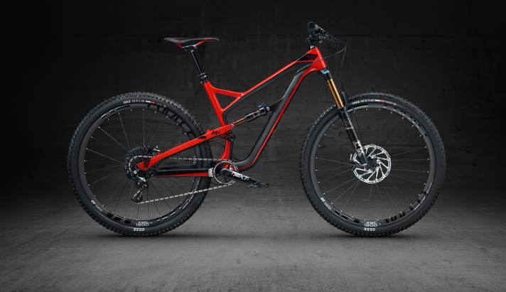   Die Topversion: das YT Jeffsy CF Pro geizt nicht mit Komponenten und kostet trotzdem faire 4499 Euro. Dafür bekommt man ein Trail-29er unter 12 Kilo.