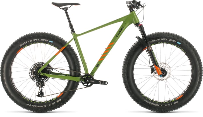 The <a href="https://www.cube.eu/2020/bikes/mountainbike/hardtail/nutrail/cube-nutrail-greennorange-2020/" target="_blank" rel="noopener noreferrer nofollow">Cube Nutrail</a> is perfect for an after-work ride on the local trail: the Upper Palatinate company has fitted a Manitou Mastodon suspension fork with 100 millimetres of travel and a Vario dropper post to the aluminium frame. 1699 euros for the 15.5-kilo hardtail sounds fair. Bei <a href="https://www.awin1.com/cread.php?awinmid=15695&awinaffid=471469&clickref=Cube+Nutrail&p=%5B%5Bhttp%253A%252F%252Ft23.intelliad.de%252Findex.php%253Fredirect%253Dhttps%253A%252F%252Fwww.fahrrad-xxl.de%252Fcube-nutrail-x0042006%253Faff%253D31389%2526utm_source%253Dawin%2526utm_medium%253Daffiliate%2526cl%253D3353735373136323131303%2526bm%253D100%2526bmcl%253D5343835313236323131303%2526cp_name%253Dawin%2526ag_name%253Dlink%2526bk%253Dlinkbuilder%5D%5D&pref1=bike" target="_blank" rel="noopener noreferrer nofollow">Fahrrad-XXL gibt's das 2019er-Modell aktuell für 1459 Euro*</a> .