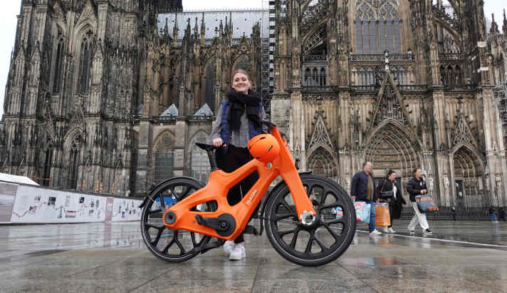 The igus:bike in its living room: the cathedral plate in Cologne.