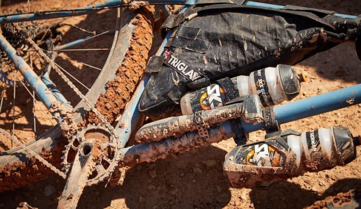   Nach den Unwettern klebt die rote Sandstein-Pampe wie Kaugummi.