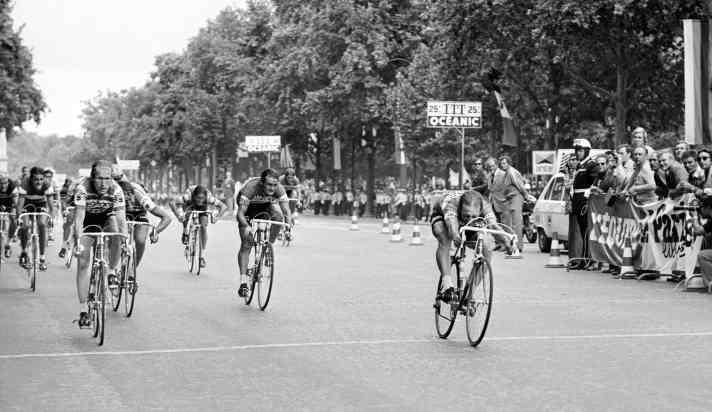 Un engagement total : Walter Godefroot a remporté la première étape finale sur les Champs-Élysées en 1975.
