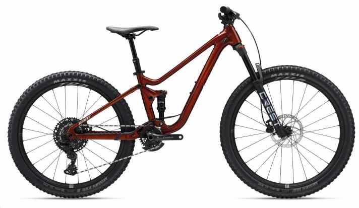 Giant claims to have designed the rear end of the Faith Mini Mullet specifically for riders of lighter weight. The mini enduro comes fitted with all sorts of parts from the brand’s own range.