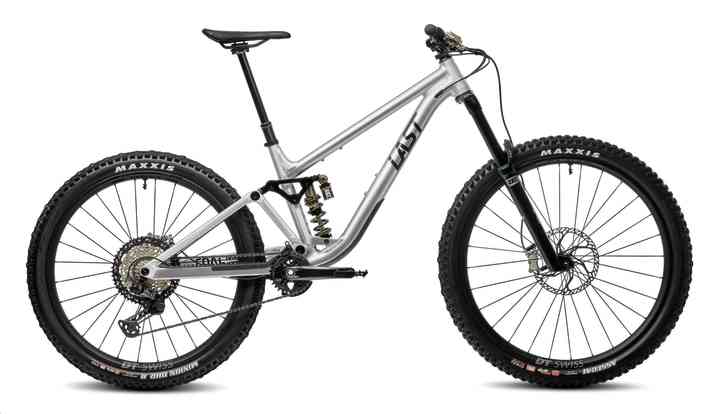 With uncomplicated handling in all situations and a playful character, the Last Coal won the hearts of our testers. The geometry is spot on and the suspension is creamy. The aluminium enduro bike can also shoot - but not at the brute, uncompromising level of some machines from the racing circuit. On the other hand, the versatility and therefore the touring suitability is high.