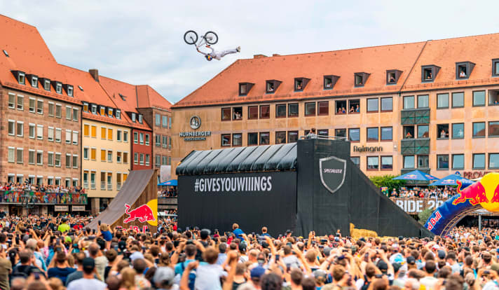  „Oh je, ich drehe zu langsam!“ Schreckmoment beim Finalsprung: Backflip Superman Seatgrab.

