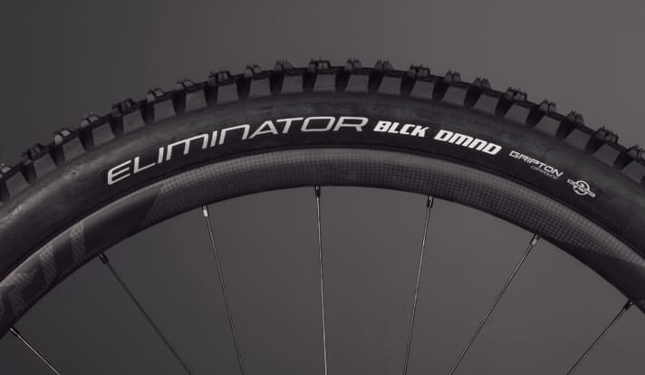  The BLCK DMND carcass has double-reinforced sidewalls - good against punctures and for riding stability.
