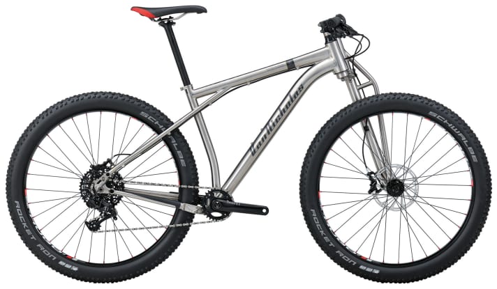   Garantiert keine Verwechslungsgefahr. Mit einarmiger Titan-Starrgabel und dieser Rahmenform sticht das Van Nicholas Revelstroke garantiert überall heraus.