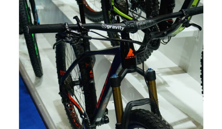   Solides Cockpit, 140 Millimeter Federweg, Teleskop-Stütze: Das Bulls Duro kommt trailfertig.