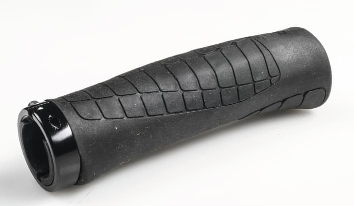 Modern MTB grips are usually fixed to the handlebars on the inside with a clamp to prevent them from twisting. Installation is quick and easy, but the specified torque should not be exceeded to avoid damaging the handlebars.