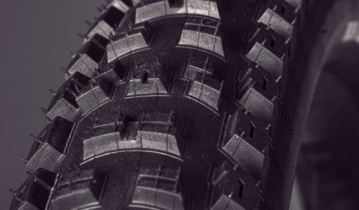   Uniformly arranged centre lugs for traction in the direction of travel and high outer lugs for the necessary cornering grip. The transition lugs arranged in a pack of three are intended to guarantee a smooth change in lean angle or at the limit.
