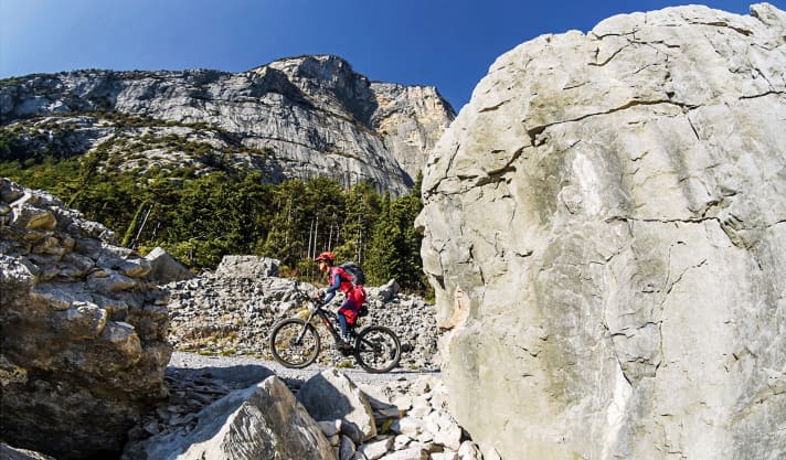   Die scharfkantigen Felsbrocken unter den riesigen Felswänden haben die Eiszeitgletscher ins Sarcatal transportiert. Dennoch ist die Tour durch die Marocche recht untypisch für den Gardasee: Die Trails sind leicht zu fahren.