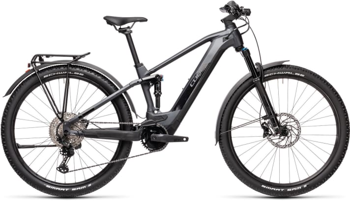   Die Allroad-Version des Stereo Hybrid 120 Race. Für 100 Euro Aufpreis bekommt man robuste Schutzbleche, eine integrierte Beleuchtung, einen Seitenständer und einen Gepäckträger. Dadurch steigt auch das max. Systemgewicht auf 160 Kilo.