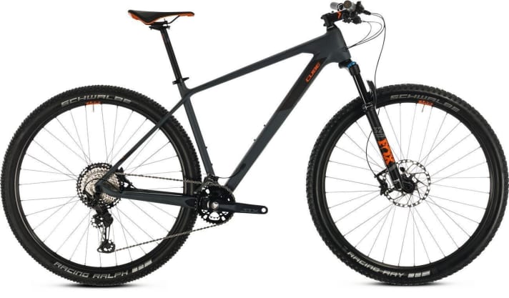 The <a href="https://luna.r.lafamo.com/ts/i5533923/tsc?amc=con.blbn.497955.507800.14129791&smc=BIKE&rmd=3&trg=https%3A%2F%2Fwww.fahrrad-xxl.de%2Fcube-reaction-c-62-race-p00058173m001" target="_blank" rel="noopener noreferrer nofollow">Cube Reaction C:62 Race</a> * is a racy carbon hardtail for just under €2000.