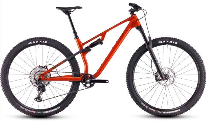 The Cube AMS One11 has distanced itself somewhat from classic marathon use and wants to take off as a light trail bike.