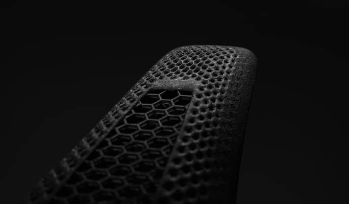 Mit einer Länge von 24 Zentimetern bleibt der S-Works ein klassischer Short-Fit-Sattel. Die Nase wurde aber zur Minimierung von Druckspitzen verbreitert
