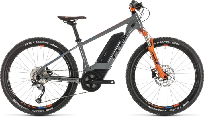 Cube Acid 240 Hybrid: For the first time, Cube is building a children's e-bike in 24 inches. The e-MTB for kids has the same technologies and equipment as the Acid series for adults. This includes a Bosch Active drive with Purion display and a 400 Wh battery. The SR Suntour XCT JR suspension fork smoothes every root path and the Shimano 9-speed gear system works harmoniously with the Bosch drive system, which is throttled to 20 km/h. 2.35 tyres ensure comfort, 152 mm short cranks for ergonomic pedalling. The 24-inch bike with motor support costs 1700 euros and shines in Action Team paintwork