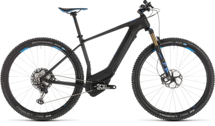 Cube Elite Hybrid C:62 SLT 500 29: Top of the pops, that's it: the carbon e-hardtail shifts through the 12 gears on the new Shimano XTR. This 19.6-kilo e-bike is braked by a four-piston XTR at the front and a two-piston model at the rear. Cube has designed a special bracket for the new Bosch Kiok display, which is used on this bike, so that it is protected next to the stem. The 500 Wh Powertube battery is located in the down tube and drives the Performance CX motor with 75 Nm. Price: 6000 euros.