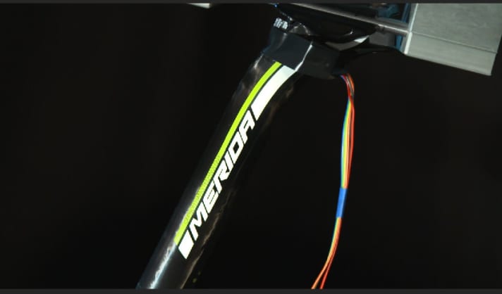   A speed sensor on the seatpost measures the deflection of the seatpost.