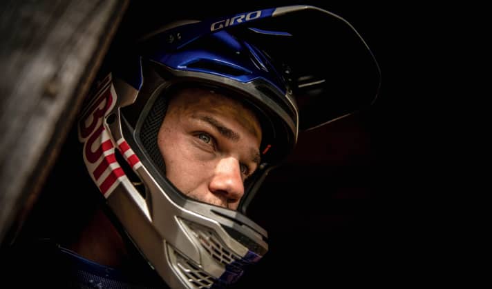 Richie Rude, Yeti: The US American gained his first racing experience at the age of twelve in downhill competitions. Six years later, at the age of 18, he was able to pull on the jersey of the downhill world champion in the junior category. In 2014, he switched to the then still new "Enduro" racing format. With two overall victories in the EWS (Enduro World Series), Rude is still one of the most successful racers in this discipline.