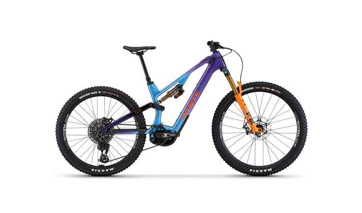 The top-of-the-range Elyte Evo Stag Works model comes with Fox Factory suspension, Hope brakes and X0 transmission for €10,999.