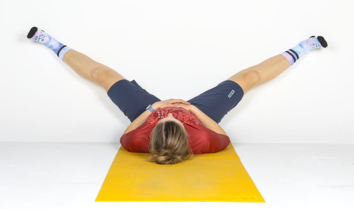 ... dann die Beine langsam spreizen und 2 bis 3 Minuten halten.