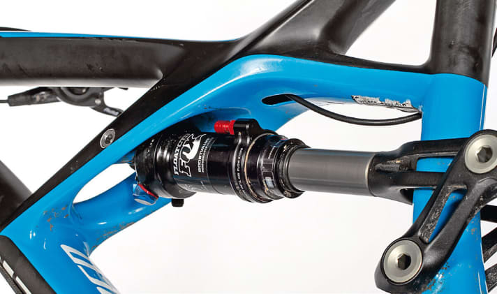   Mitten im cool designten Carbon-Rahmen sitzt der Fox-Dämpfer mit Autosag-Abstimmungshilfe. Er bietet nicht die Verstelloptionen des Cane Creek aus dem S-Works-Modell, dafür aber eine effektive Plattform.
