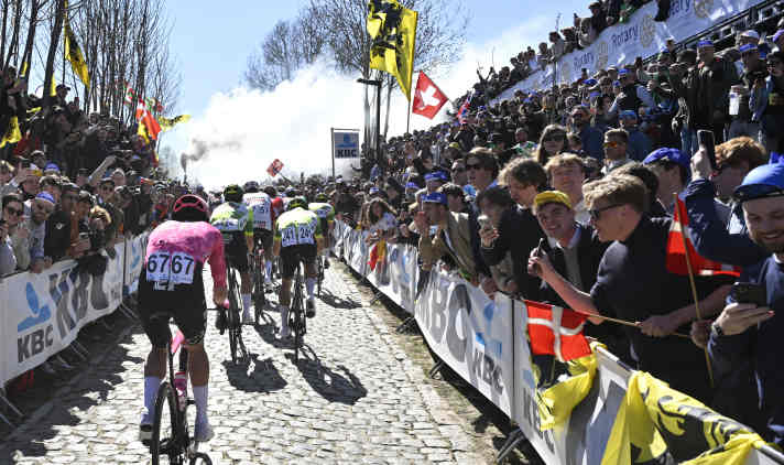Enthusiastic: Cycling fans at the Oude Kwaremont during the Tour of Flanders 2025