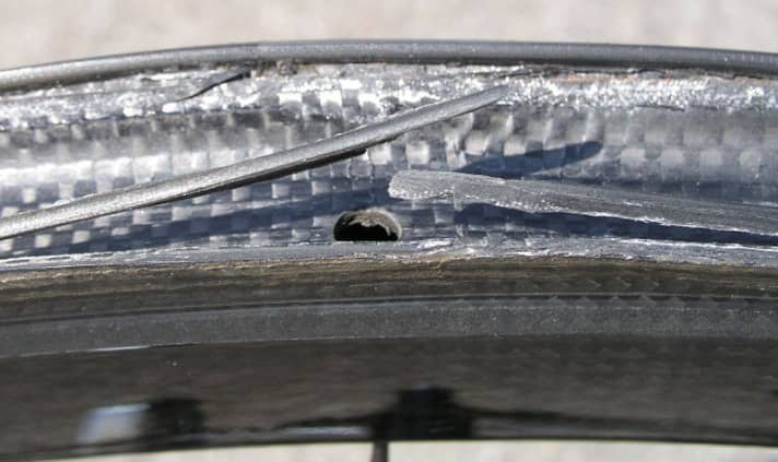   Schaden 2: Bei dieser Drahtreifenfelge brachen die Felgenflanken, der Schlauch drückte nach außen und platzte 