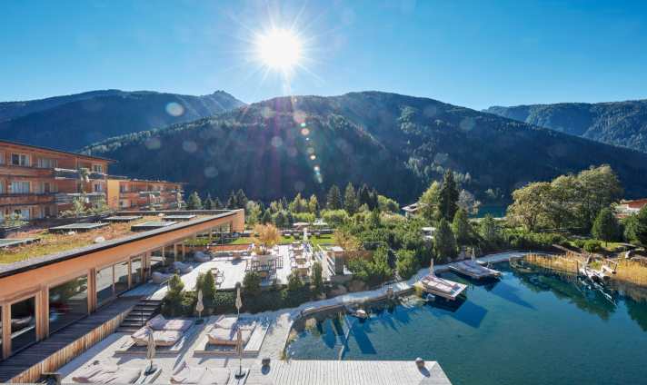 Liegt nur 500 Meter von der Seilbahn entfernt: der Naturgarten des Arosea Life Balance Hotels.