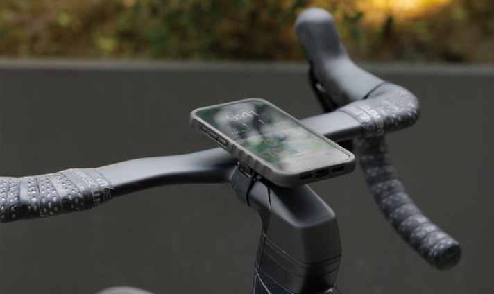 iPhone users can attach their mobile phone with the <a href="https://www.awin1.com/cread.php?awinmid=11768&awinaffid=471469&clickref=B+Ridecase&ued=https%3A%2F%2Fwww.rosebikes.de%2Ftopeak-ridecase-handyhulle-fur-iphone-12-12-pro-2700578" target="_blank" rel="noopener noreferrer nofollow">Ridecase</a>*.