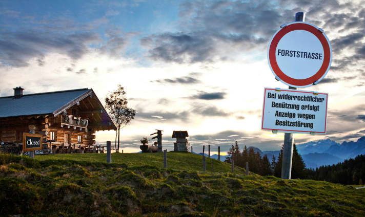   Die beliebte Nesslangeralm in Kuchl/Weißenbach, Salzburg (Fotomontage mit Verbotsschild) bleibt angeblich in der Saison 2019 geschlossen. Der Wirt reagiere damit auf die Streitigkeiten um die Nutzungsrechte der Zufahrtsstraße. Ohne Biker lohne sich der Betrieb einfach nicht.