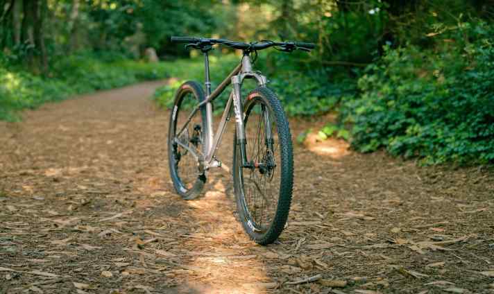 32 Zoll trifft Titan: Das Neuhaus Hummingbird Ti32 integriert den neuen Laufradstandard ins Hardtail.