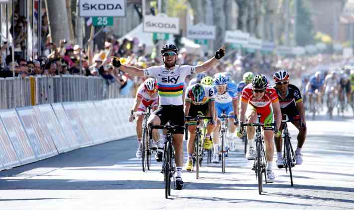 Was für ein Tag für Mark Cavendish. 2012 gewinnt er die bisher letzte Zielankunft des Giro d’Italia in Fano im Weltmeistertrikot. Später hält er bei der Siegerehrung seine frisch geborene Tochter Delilah Grace im Arm.