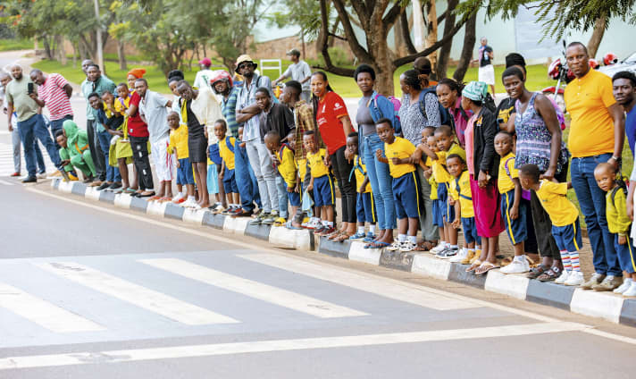 Radsport ist eine der ­beliebtesten Sportarten in Ruanda, das Interesse großer und kleiner Zuschauer gewiss