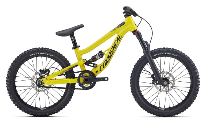 The Commencal Supreme with 20-inch wheels comes with high-quality air suspension elements and costs 1699 euros. As the bike park will be the main area of use, gears have been omitted for the sake of simplicity and price. The weight of 11.55 kilos specified by the manufacturer is not a major factor on the downhill either.
