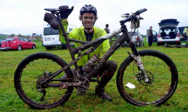 Maximum toughness: Mud up to the bottom bracket and flat pedals characterised the first marathon experiences of BIKE editor Jan Timmermann.