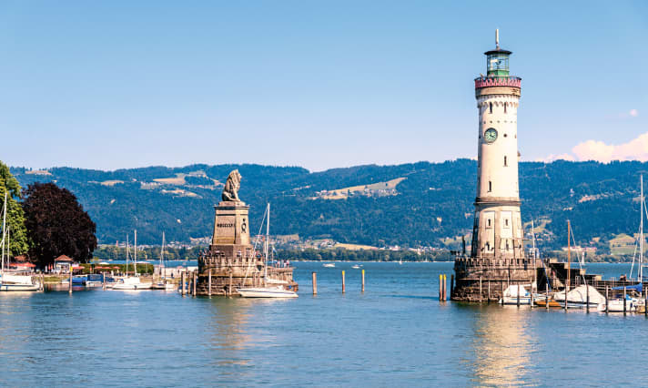 Der Leuchtturm im Hafen von Lindau im Südosten des Bodensees.