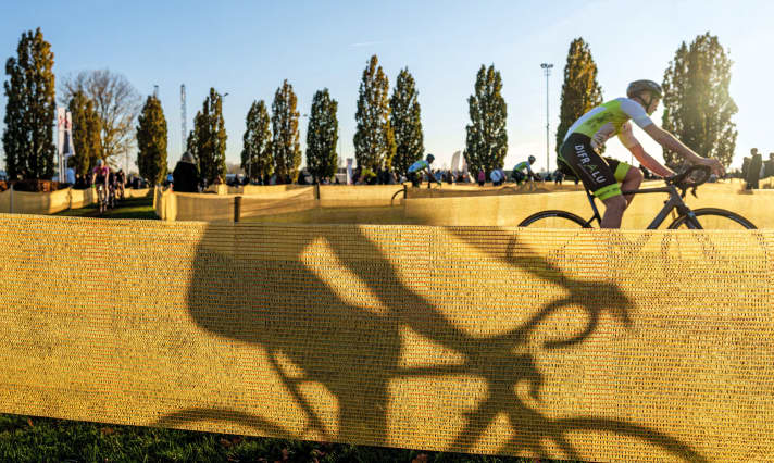Renn-Labyrinth: Die ländlichen Jedermann-Crosser haben Glück mit dem spätsommerlichen Wetter