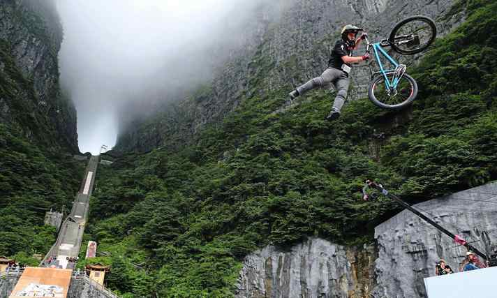 50 degrees steep - the stairway to heaven in the Tiamen Mountains creates nightmares.