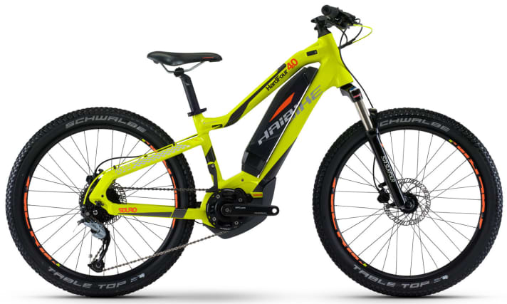 Haibike Sduro HardFour 4.0 In the 24-inch bike, Haibike uses the Yamaha PW system with 250 watts of power. This drive is fuelled by a 400 Wh battery. For 2199 euros, the 18.9 kg aluminium hardtail has a Suntour suspension fork and disc brakes. The e-MTB is suitable for children from a height of 1.40 metres. The motor support switches off at a speed of 20 km/h.