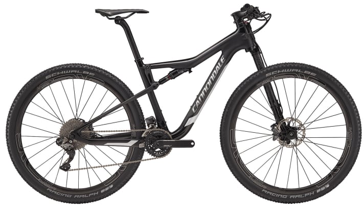 Passt gut in die Garage neben den Porsche: das 12000 Euro teure Scalpel-Si Black Inc. mit Shimano XTR Di2 und Enve M50 Carbon-Laufrädern.