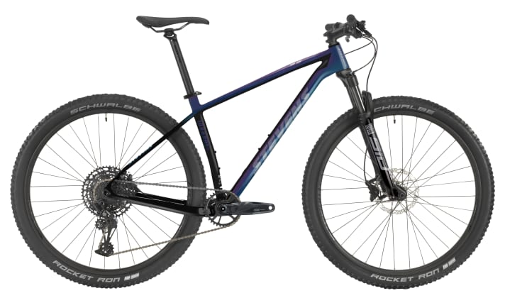 Neu für 2022: Stevens bringt sein Carbon-Hardtail Sonora in einer Variante mit der kabellosen Sram GX AXS-Funkschaltung. Dazu gibt's für 3399 Euro eine Rockshox SID Select+-Gabel, Shimano-XT-Bremsen und DT Swiss X1900-Laufräder.