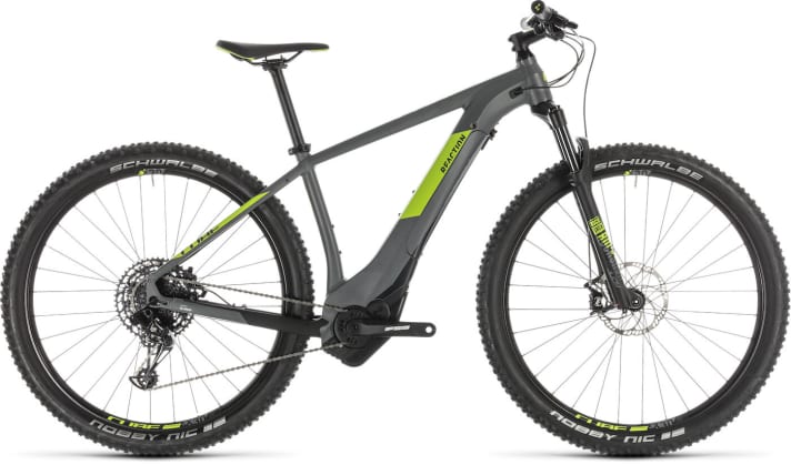 Cube Reaction Hybrid Eagle 500: Das E-Hardtail mit Alu-Rahmen und 1x12 NX Eagle-Gruppe bekommt man für 2800 Euro. Vorne federt eine Rock Shox Judy Silver mit schwarzen Standrohren (ab 2019 Serie) und gebremst wird mit einer Magura MT-Kombi aus Vierkolben- (vorne) und Zweikolben-Stopper.