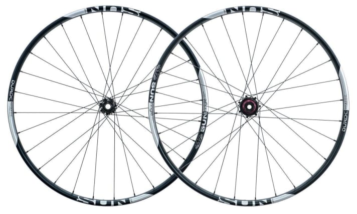    Sunringlé Düroc Pro SD37 (Größe 27,5 Zoll, 1 Satz, Wert 950 Euro)   Laufräder müssen ordentlich einstecken können. Vor allem im Gravity-Bereich sind die Rundlinge immer größeren Belastungen ausgesetzt. Mit dem Düroc-Pro-Laufradsatz liefert Sunringlé das Rundum-sorglos-Paket. Auf den Alu-Felgen mit 32 Millimetern Maulweite stehen selbst 2,6 Zoll breite Schlappen richtig stabil. In Verbindung mit den neuen Super-Bubba-Naben und konifizierten Straightpull-Speichen entsteht eine robuste Paarung für knifflige Abfahrten.
