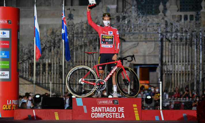   Primoz Roglic celebrates his victory at the Vuelta 2021 - here with his Cervélo R5 in special livery.