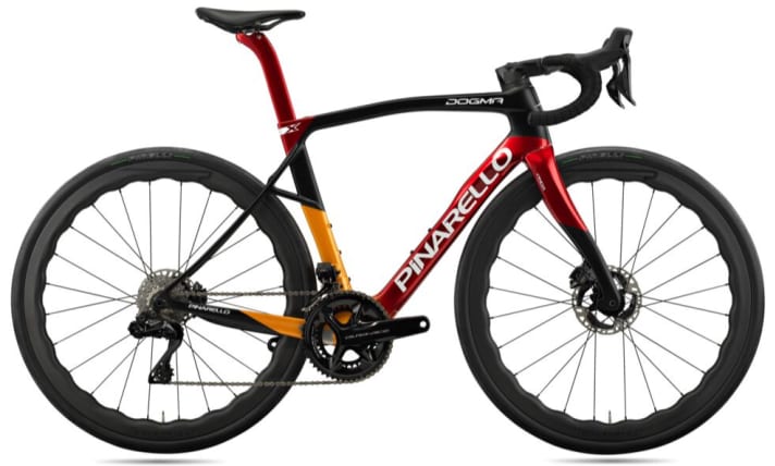 Sous le label de luxe Dogma, Pinarello propose non seulement des équipements haut de gamme, mais laisse également aux clients le choix du design et de la couleur du cadre.