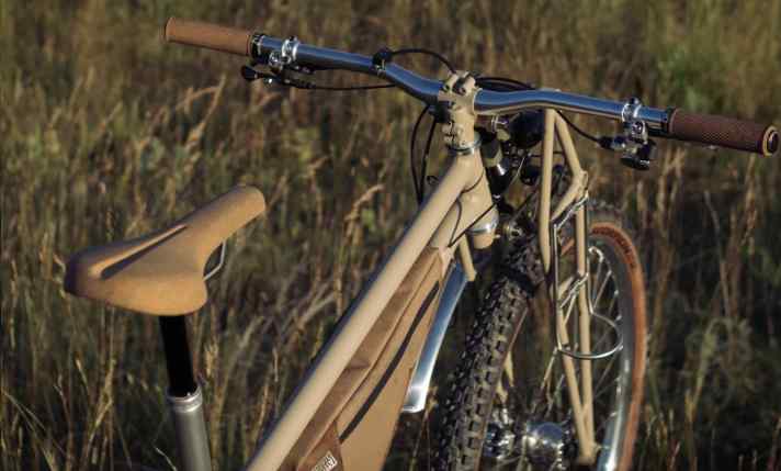 The cockpit of the Auguste Causse Toujours consists of a self-built stem and hand-polished handlebars. The fork cages have space for luggage rolls.