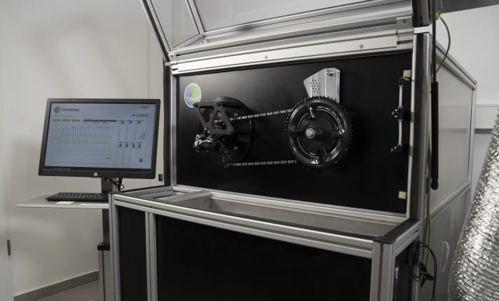 What lubricates the bicycle chain best? The AU 01 chain test rig shows it mercilessly.