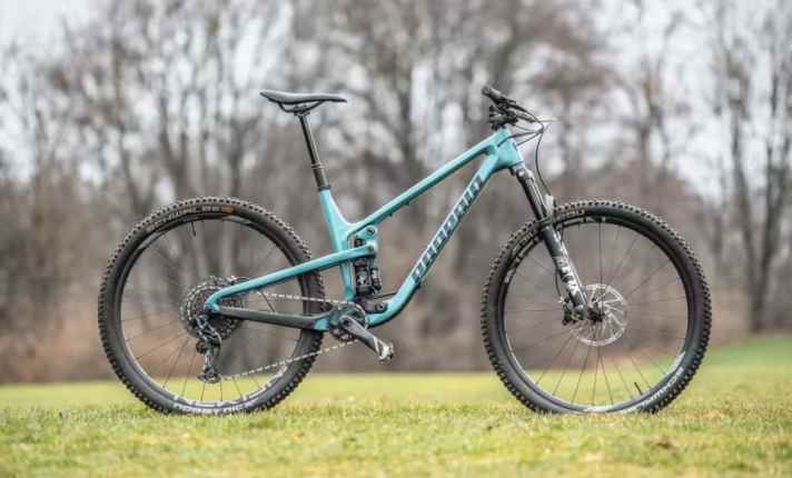 The Propain Hugene with 140 mm fork. Thanks to the configurator, you can choose your own add-on parts. However, we do not recommend a fork that is too thick for a more trail-duro feeling.