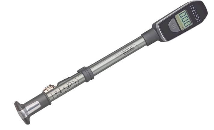 Soviel Detailliebe muss sein: Mit einer Dämpferpumpe kitzelst du das Maximum aus deinem Fahrwerk. Wir sagen: “Nur digital ist geil”.