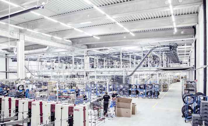 More than two thirds of the approximately 700 employees in the factory come from the neighbouring Czech Republic.